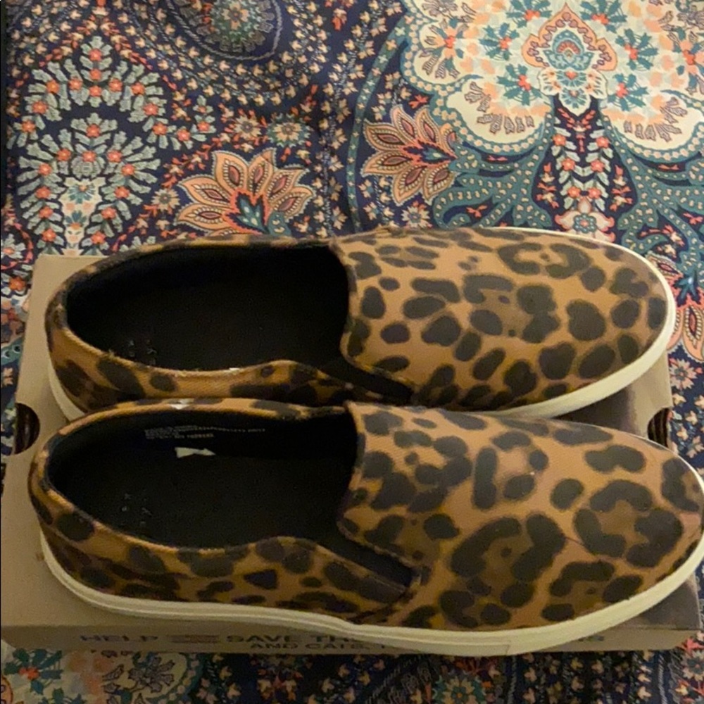 Ladies Leopard slip on’s
